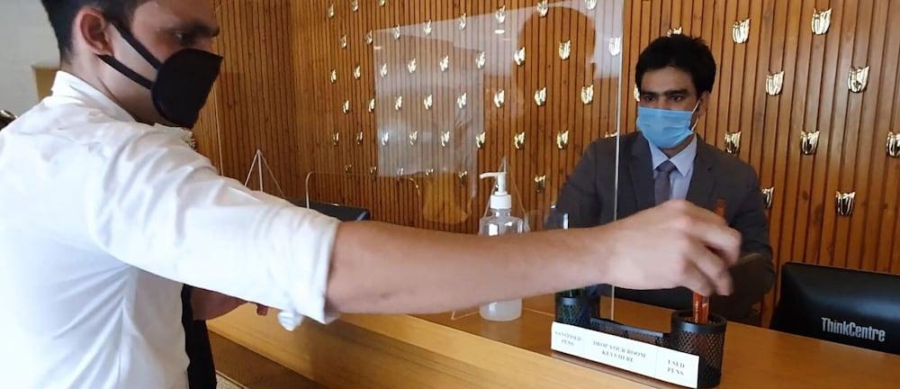 โกลเดน ทิวลิป สวีท คุรคาออน Hotel คูร์เคาน์ ภายนอก รูปภาพ