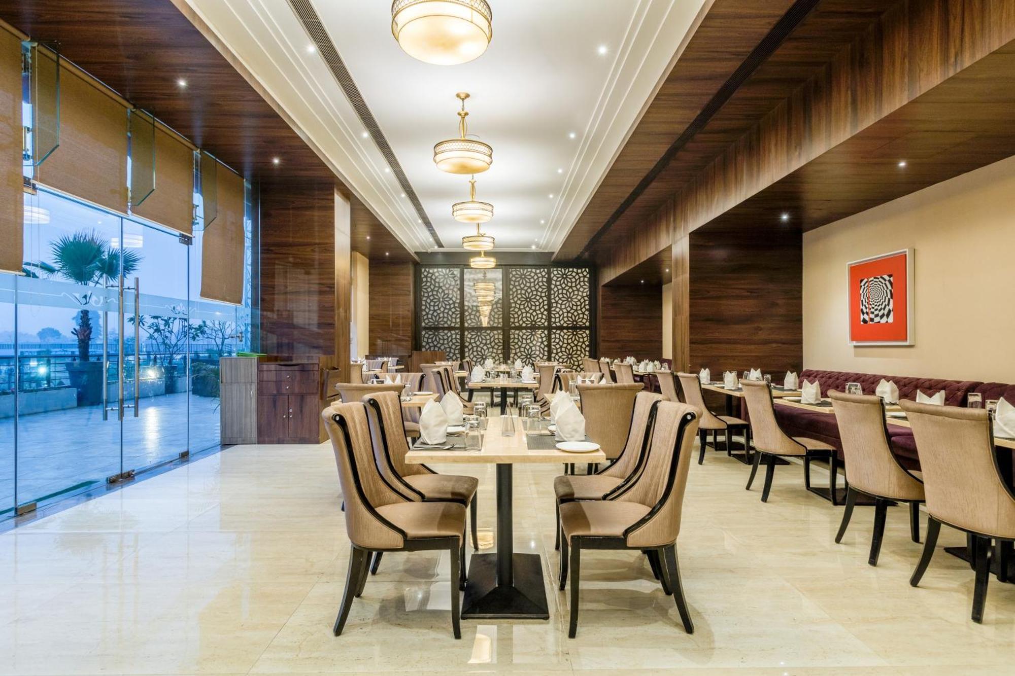 โกลเดน ทิวลิป สวีท คุรคาออน Hotel คูร์เคาน์ ภายนอก รูปภาพ