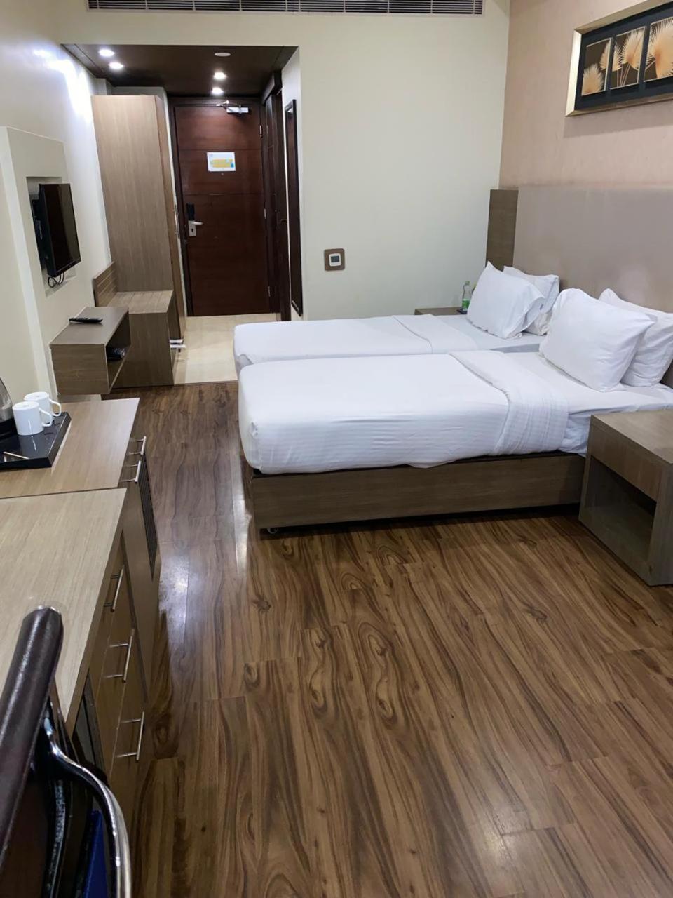 โกลเดน ทิวลิป สวีท คุรคาออน Hotel คูร์เคาน์ ภายนอก รูปภาพ