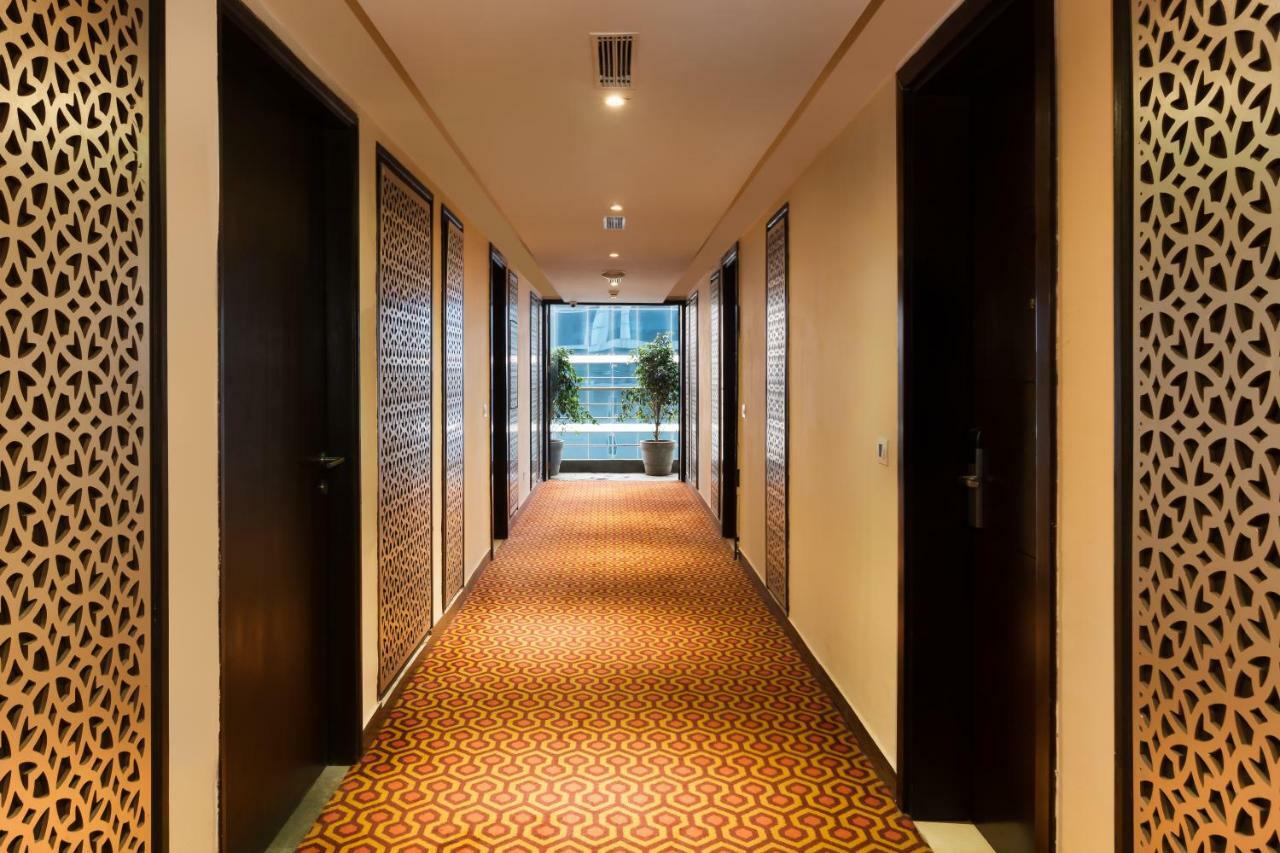 โกลเดน ทิวลิป สวีท คุรคาออน Hotel คูร์เคาน์ ภายนอก รูปภาพ