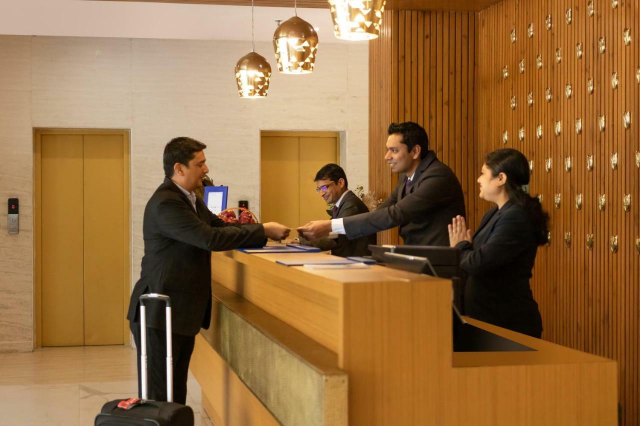 โกลเดน ทิวลิป สวีท คุรคาออน Hotel คูร์เคาน์ ภายนอก รูปภาพ