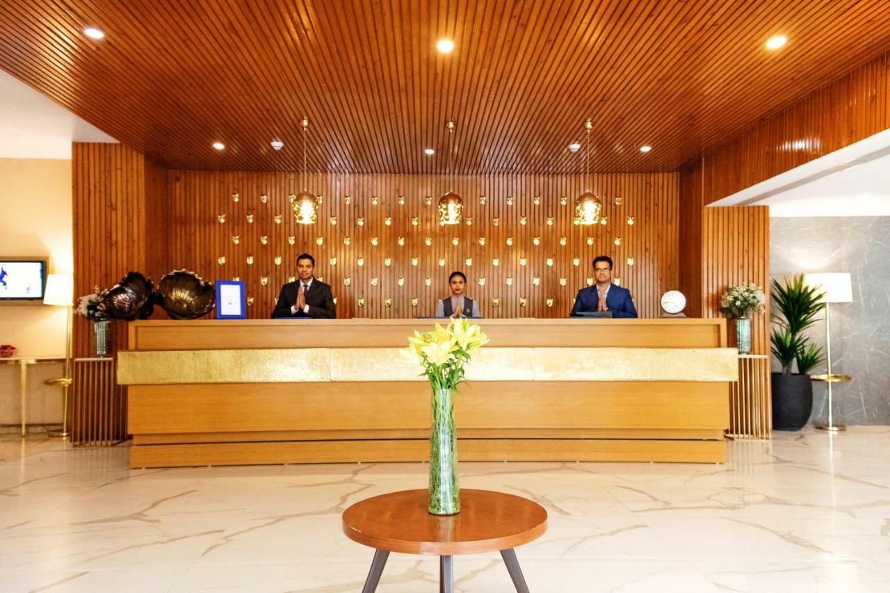 โกลเดน ทิวลิป สวีท คุรคาออน Hotel คูร์เคาน์ ภายนอก รูปภาพ