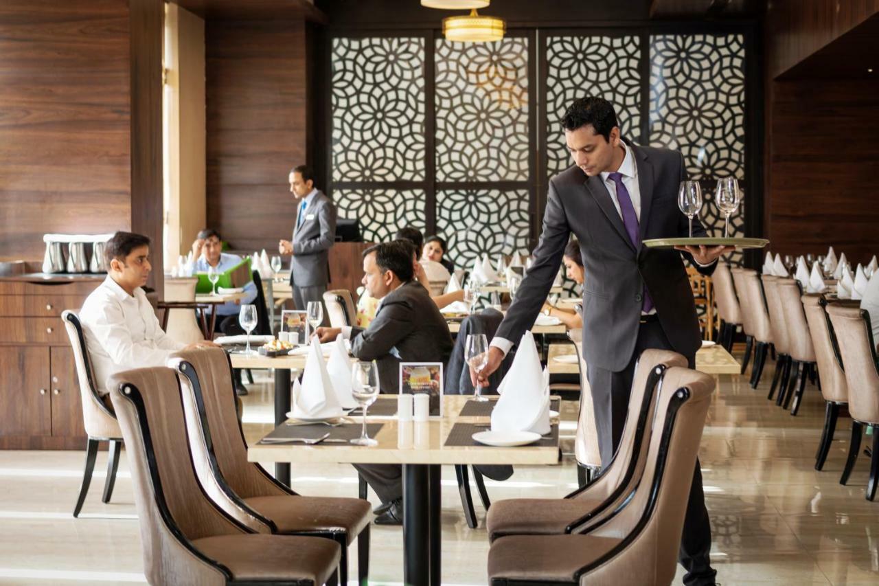 โกลเดน ทิวลิป สวีท คุรคาออน Hotel คูร์เคาน์ ภายนอก รูปภาพ
