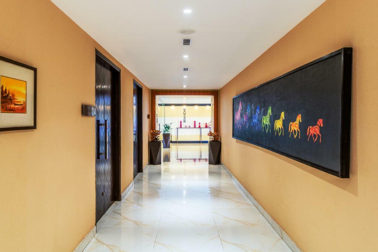 โกลเดน ทิวลิป สวีท คุรคาออน Hotel คูร์เคาน์ ภายนอก รูปภาพ