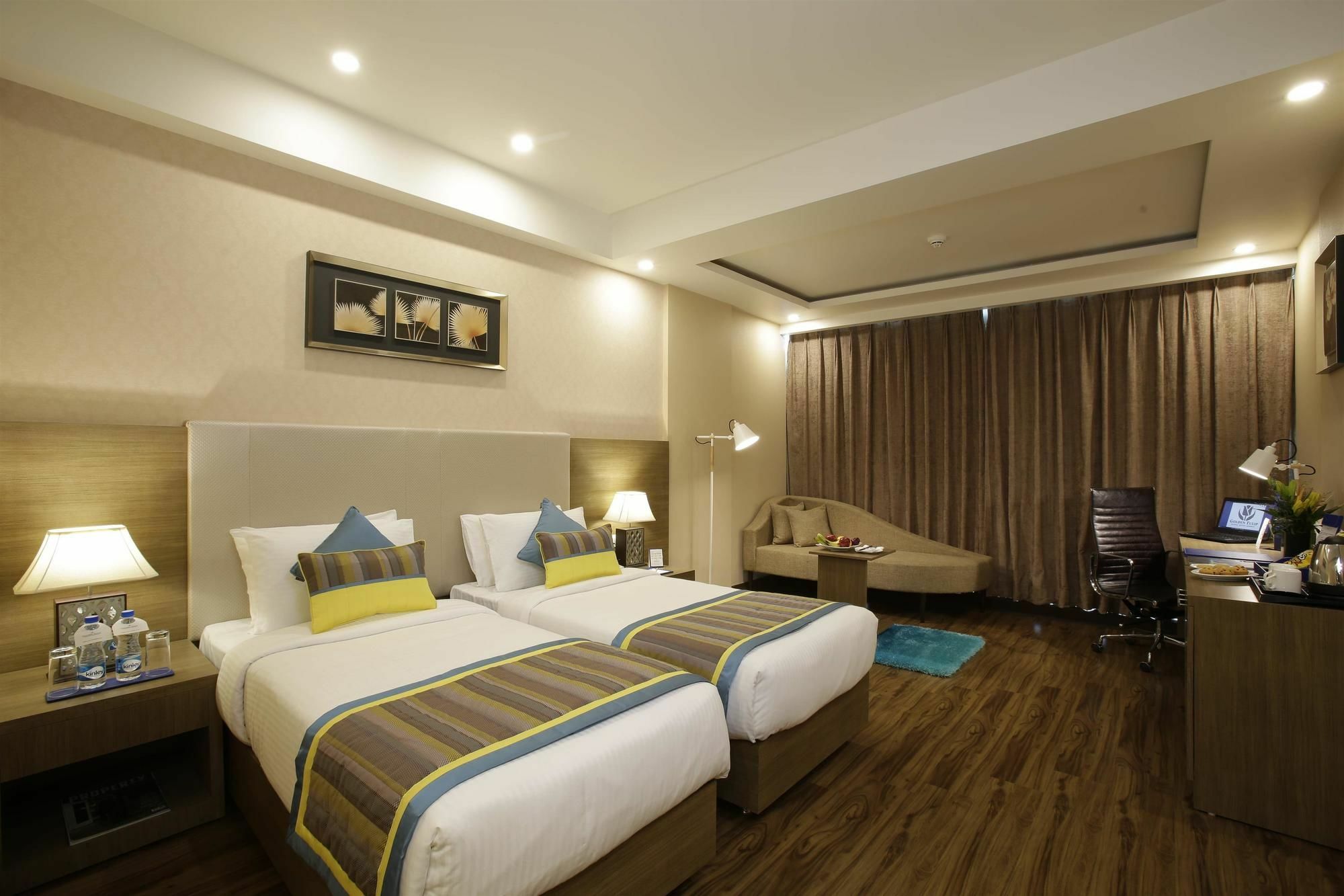 โกลเดน ทิวลิป สวีท คุรคาออน Hotel คูร์เคาน์ ภายนอก รูปภาพ