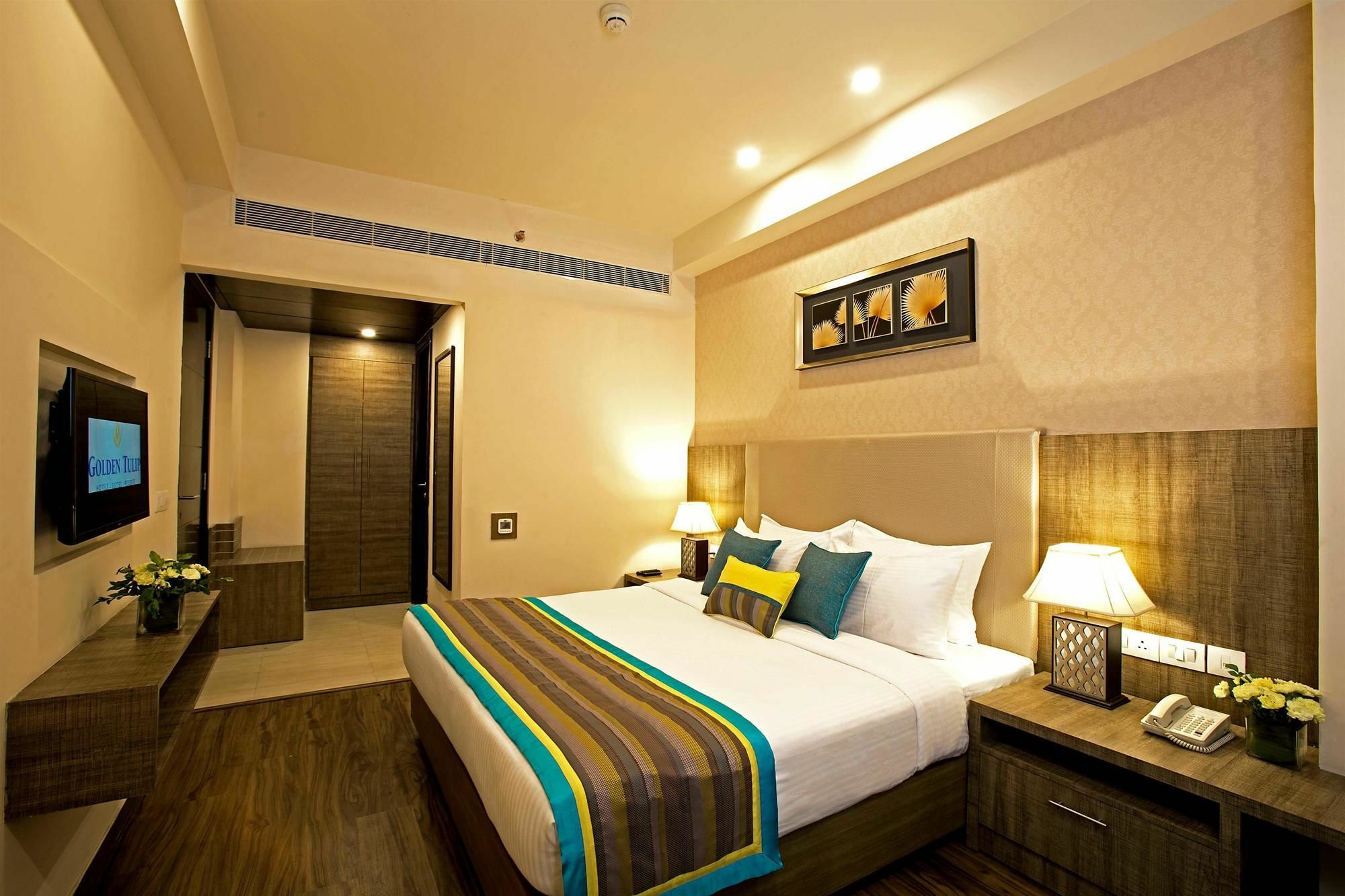 โกลเดน ทิวลิป สวีท คุรคาออน Hotel คูร์เคาน์ ภายนอก รูปภาพ