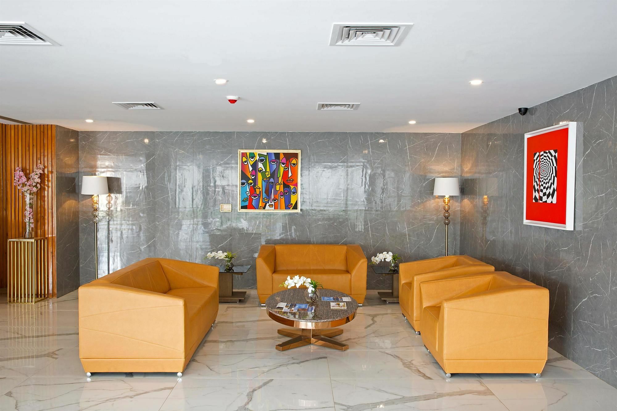 โกลเดน ทิวลิป สวีท คุรคาออน Hotel คูร์เคาน์ ภายนอก รูปภาพ