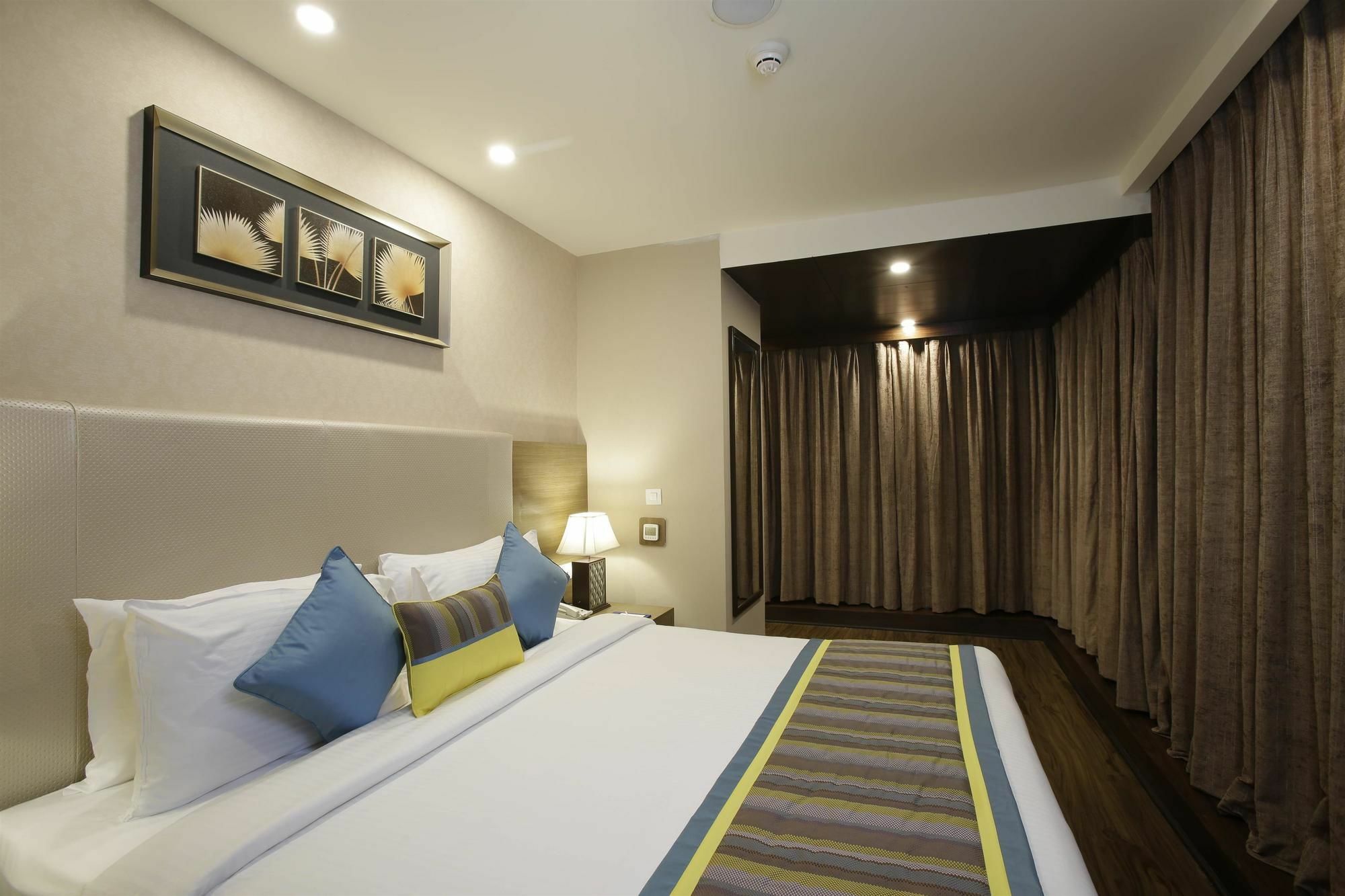 โกลเดน ทิวลิป สวีท คุรคาออน Hotel คูร์เคาน์ ภายนอก รูปภาพ