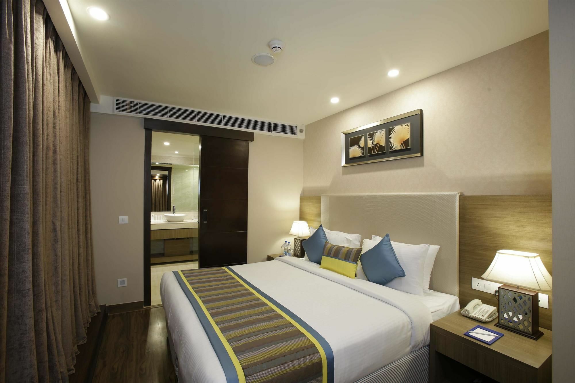 โกลเดน ทิวลิป สวีท คุรคาออน Hotel คูร์เคาน์ ภายนอก รูปภาพ