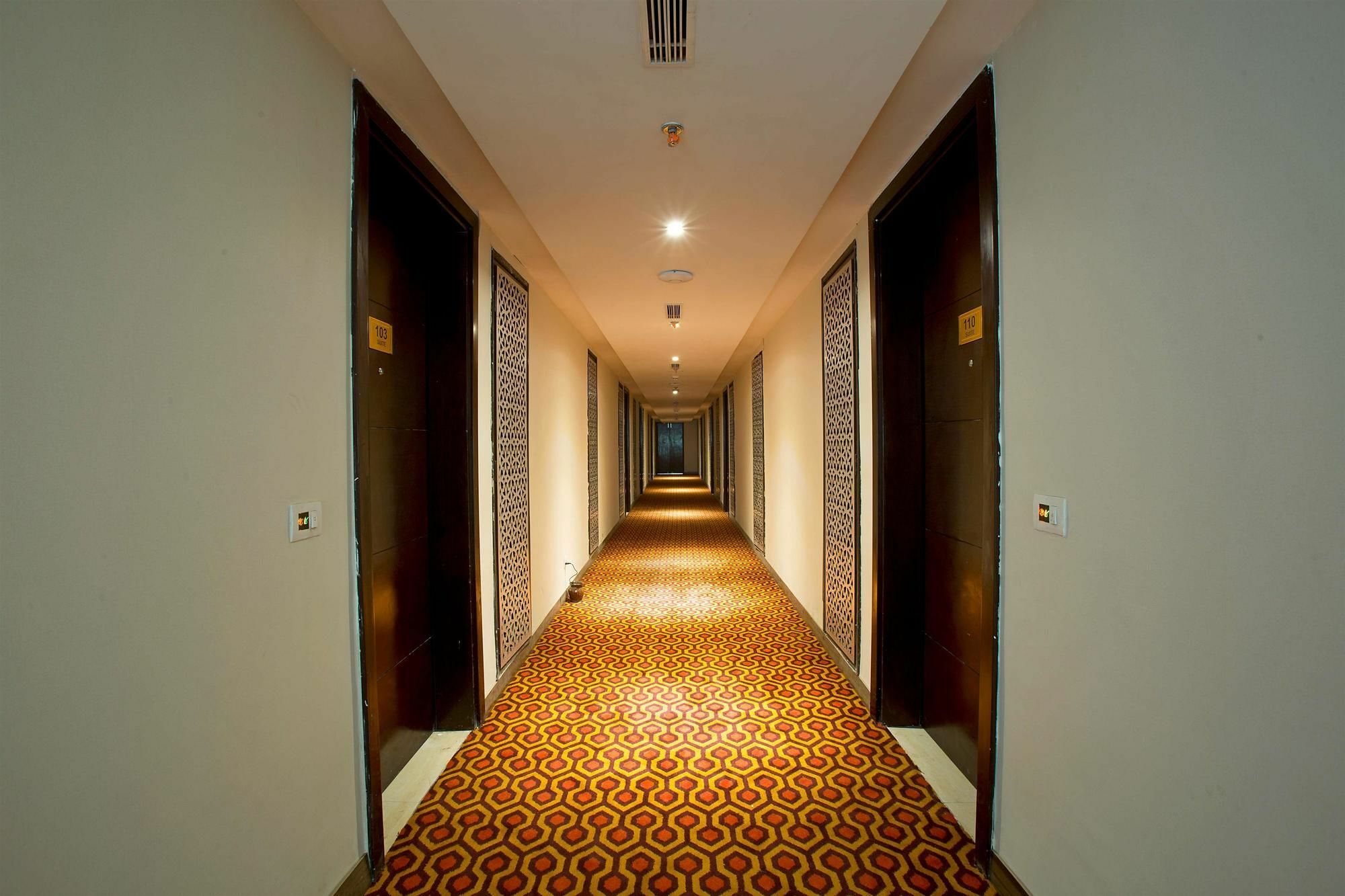 โกลเดน ทิวลิป สวีท คุรคาออน Hotel คูร์เคาน์ ภายนอก รูปภาพ