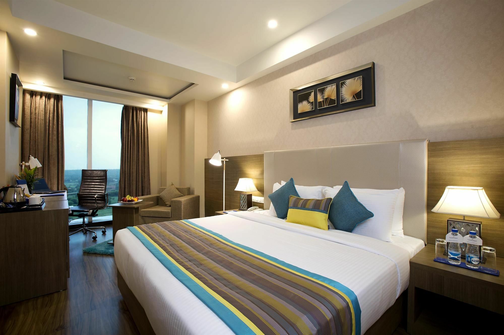 โกลเดน ทิวลิป สวีท คุรคาออน Hotel คูร์เคาน์ ภายนอก รูปภาพ
